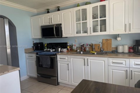 House in Miami Gardens, Florida 3 bedrooms, 120.03 sq.m. № 2011657 - photo 11