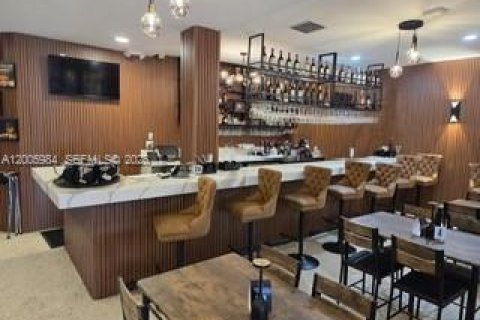 Propiedad comercial en venta en Miami Springs, Florida № 2073184 - foto 2