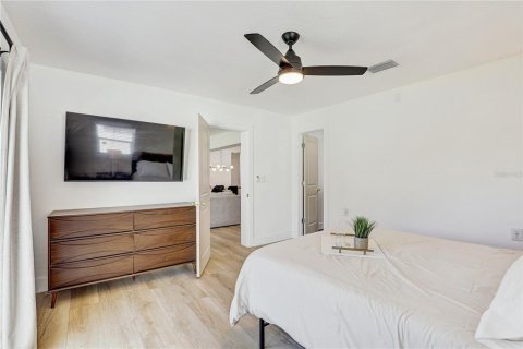 House in Saint Petersburg, Florida 3 bedrooms, 142.7 sq.m. № 2200798 - photo 19