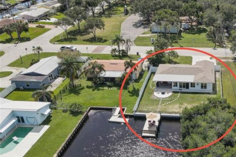 House in Saint Petersburg, Florida 3 bedrooms, 142.7 sq.m. № 2200798 - photo 2