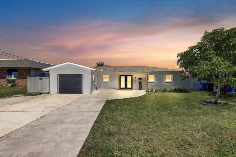 House in Saint Petersburg, Florida 3 bedrooms, 142.7 sq.m. № 2200798