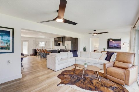 House in Saint Petersburg, Florida 3 bedrooms, 142.7 sq.m. № 2200798 - photo 7
