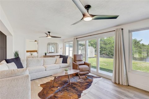 House in Saint Petersburg, Florida 3 bedrooms, 142.7 sq.m. № 2200798 - photo 8