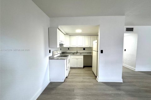 Appartement à louer à North Miami, Floride: 2 chambres, 83.61 m2 № 1998352 - photo 4