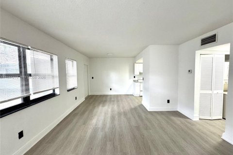 Appartement à louer à North Miami, Floride: 2 chambres, 83.61 m2 № 1998352 - photo 2