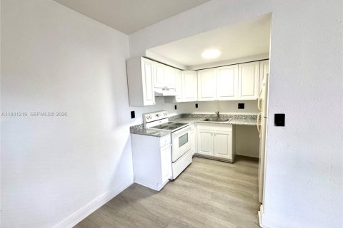Appartement à louer à North Miami, Floride: 2 chambres, 83.61 m2 № 1998352 - photo 3