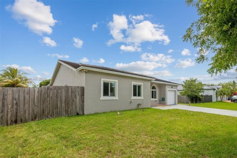 Casa en venta en Miami, Florida, 4 dormitorios, 151.71 m2 № 1983999 - foto 3