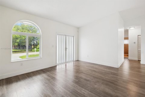 Casa en venta en Miami, Florida, 4 dormitorios, 151.71 m2 № 1983999 - foto 4