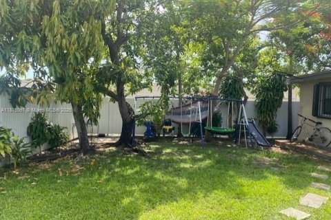 House in Miami, Florida 4 bedrooms, 165.74 sq.m. № 1766735 - photo 7