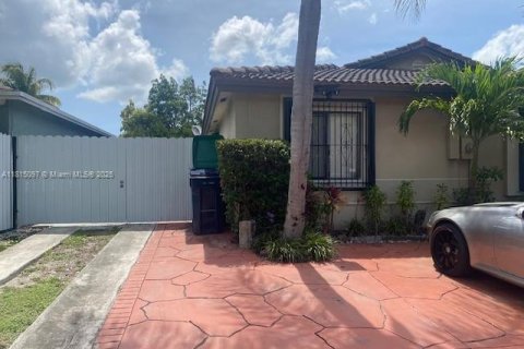 House in Miami, Florida 4 bedrooms, 165.74 sq.m. № 1766735 - photo 2