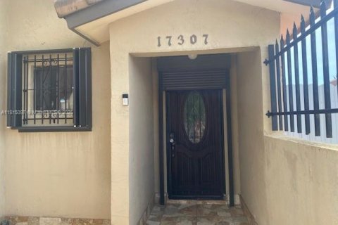 House in Miami, Florida 4 bedrooms, 165.74 sq.m. № 1766735 - photo 1