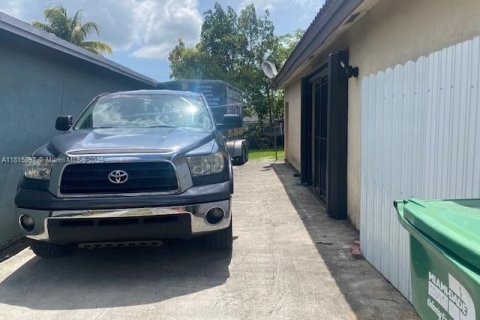 House in Miami, Florida 4 bedrooms, 165.74 sq.m. № 1766735 - photo 3