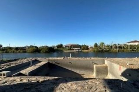 House in Cape Coral, Florida 4 bedrooms, 179.39 sq.m. № 1535459 - photo 4