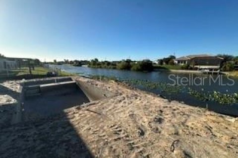 House in Cape Coral, Florida 4 bedrooms, 179.39 sq.m. № 1535459 - photo 5