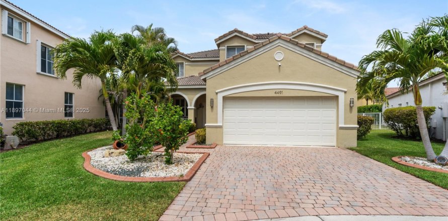 Дом в Уэстон, Флорида 5 спален, 240.8м2 № 1948502