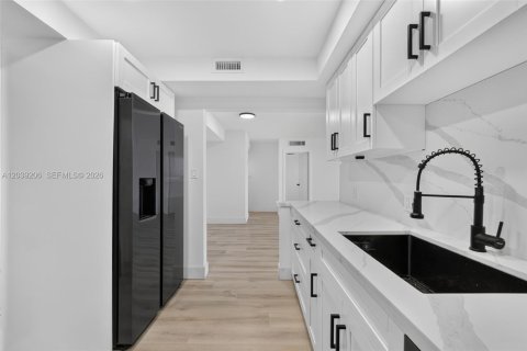 Condo in North Miami, Florida, 2 bedrooms  № 2089559 - photo 6