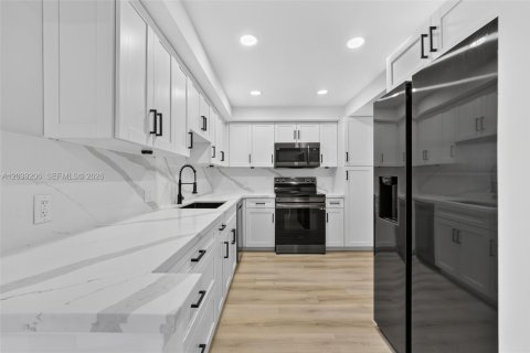 Condo in North Miami, Florida, 2 bedrooms  № 2089559 - photo 3
