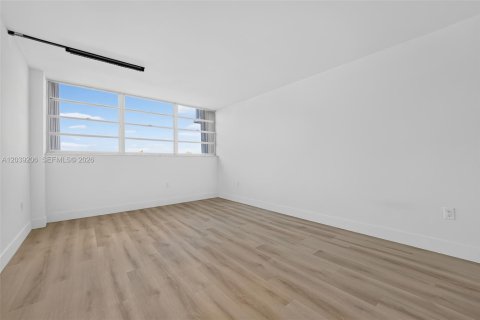 Condo in North Miami, Florida, 2 bedrooms  № 2089559 - photo 14