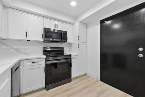 Condo in North Miami, Florida, 2 bedrooms  № 2089559 - photo 7