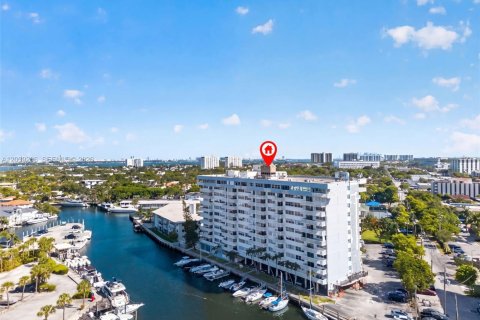 Condo in North Miami, Florida, 2 bedrooms  № 2089559 - photo 2