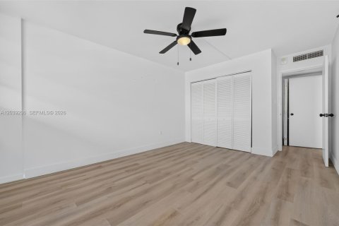 Condo in North Miami, Florida, 2 bedrooms  № 2089559 - photo 12
