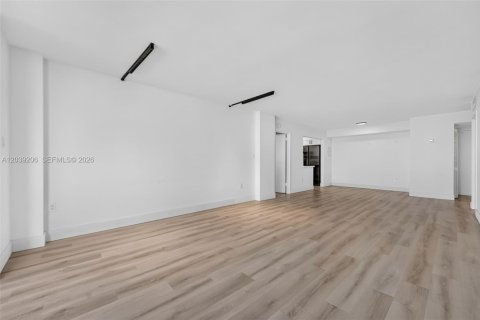 Condo in North Miami, Florida, 2 bedrooms  № 2089559 - photo 21