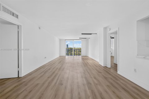 Condo in North Miami, Florida, 2 bedrooms  № 2089559 - photo 8