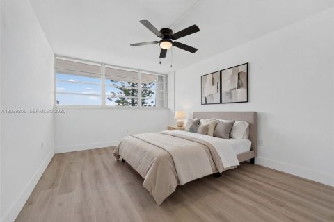 Condo in North Miami, Florida, 2 bedrooms  № 2089559 - photo 11