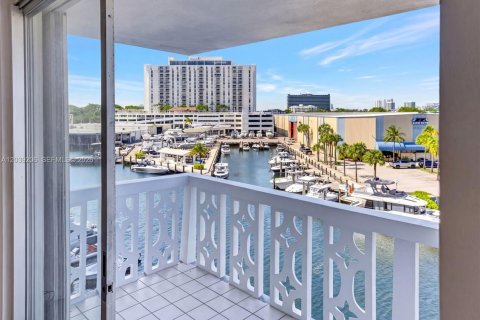 Condo in North Miami, Florida, 2 bedrooms  № 2089559 - photo 18