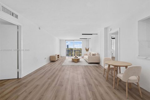 Condo in North Miami, Florida, 2 bedrooms  № 2089559 - photo 4