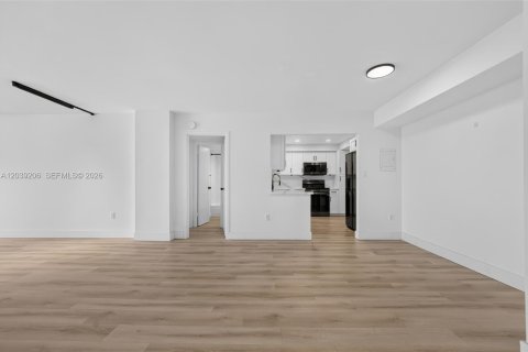 Condo in North Miami, Florida, 2 bedrooms  № 2089559 - photo 22
