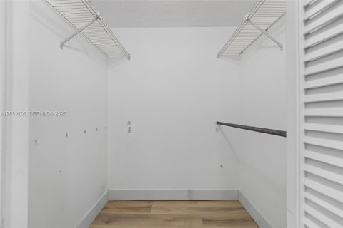 Condo in North Miami, Florida, 2 bedrooms  № 2089559 - photo 16