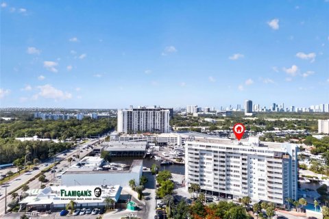 Condo in North Miami, Florida, 2 bedrooms  № 2089559 - photo 25