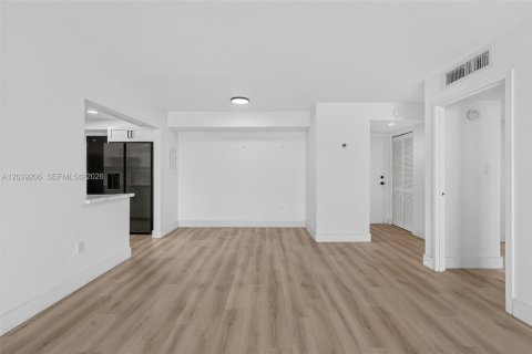 Condo in North Miami, Florida, 2 bedrooms  № 2089559 - photo 19