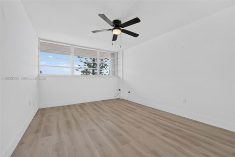 Condo in North Miami, Florida, 2 bedrooms  № 2089559 - photo 10
