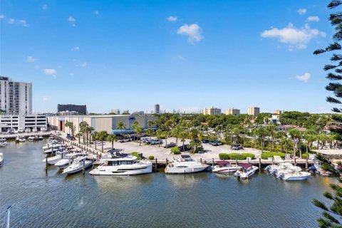 Condo in North Miami, Florida, 2 bedrooms  № 2089559 - photo 28