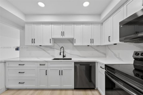 Condo in North Miami, Florida, 2 bedrooms  № 2089559 - photo 5