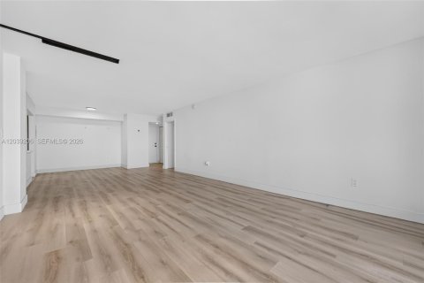 Condo in North Miami, Florida, 2 bedrooms  № 2089559 - photo 20