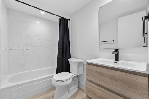 Condo in North Miami, Florida, 2 bedrooms  № 2089559 - photo 9