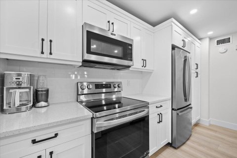 Condo in Palm Beach Gardens, Florida, 2 bedrooms № 2264972 - photo 9