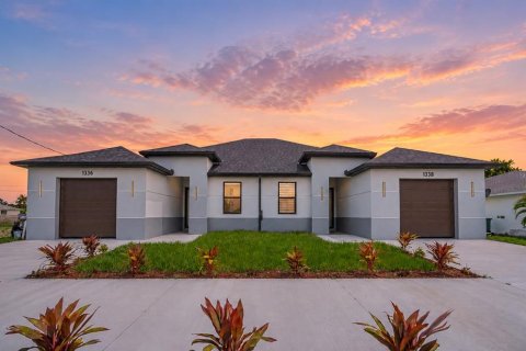 Commercial property in Cape Coral, Florida 6 bedrooms, 222.97 sq.m. № 2316741