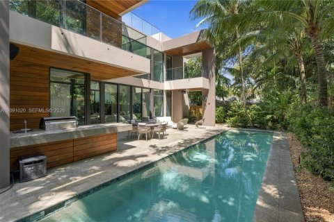 Casa en Miami, Florida 5 dormitorios, 416.02 m2 № 2372432