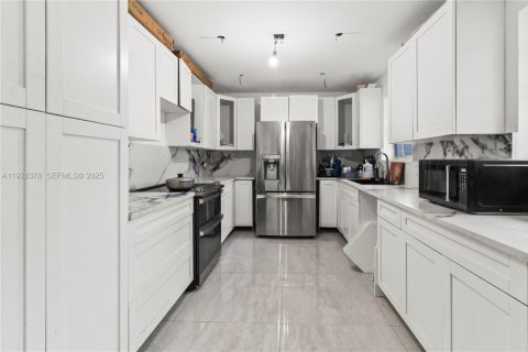 House in Miramar, Florida 5 bedrooms, 194.72 sq.m. № 1986972 - photo 3