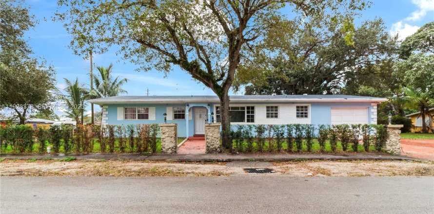 House in Miramar, Florida 5 bedrooms, 194.72 sq.m. № 1986972