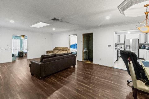 House in Miramar, Florida 5 bedrooms, 194.72 sq.m. № 1986972 - photo 10