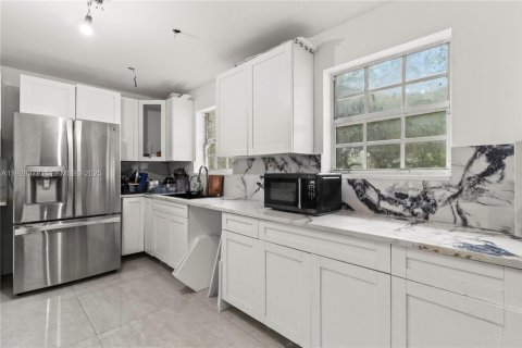 House in Miramar, Florida 5 bedrooms, 194.72 sq.m. № 1986972 - photo 5