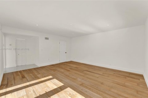 House in Miami Beach, Florida 4 bedrooms, 300.82 sq.m. № 2248841 - photo 16
