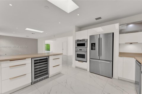 House in Miami Beach, Florida 4 bedrooms, 300.82 sq.m. № 2248841 - photo 10