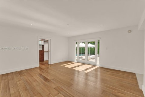 House in Miami Beach, Florida 4 bedrooms, 300.82 sq.m. № 2248841 - photo 15