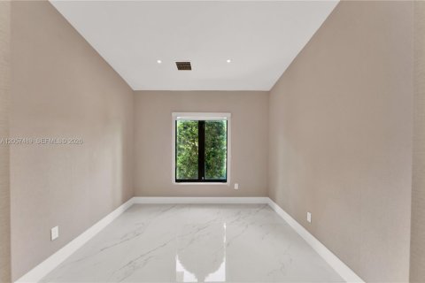 House in Miami Beach, Florida 4 bedrooms, 300.82 sq.m. № 2248841 - photo 20